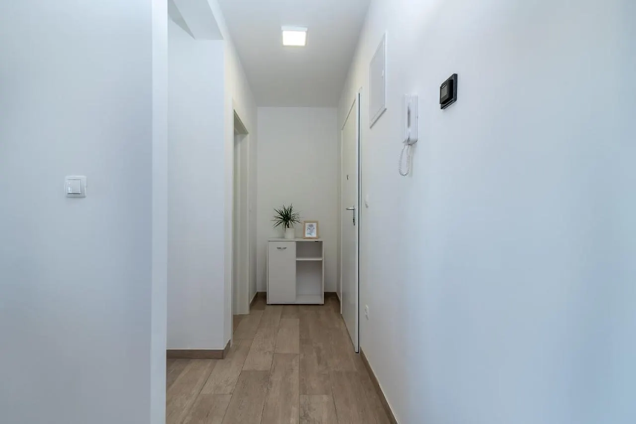 Apartman Cviki Διαμέρισμα Τρογκίρ 0*,